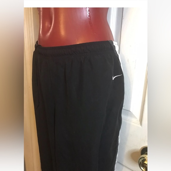 NIKE TRACK PANTS SIZE XL 16-18 WITH INTERNAL LINING BLACK, WHITE & GRAY - Picture 10 of 11